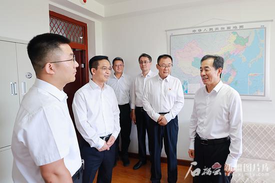 近日,自治区党委书记陈小江在自治区党委政法委机关,详细询问各项工作进展和成效。石榴云/新疆日报记者 崔志坚摄