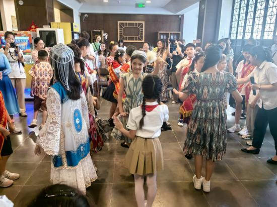 宁伊两地青少年一起跳起新疆舞