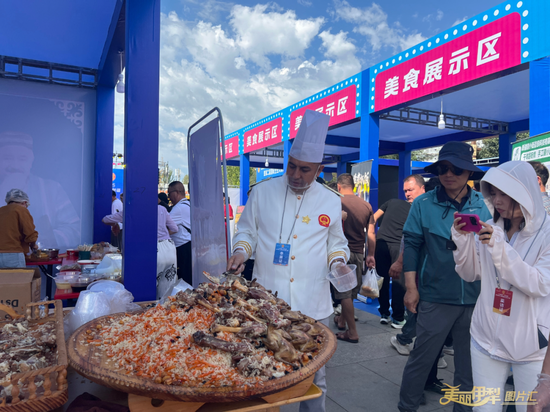 图为活动现场。