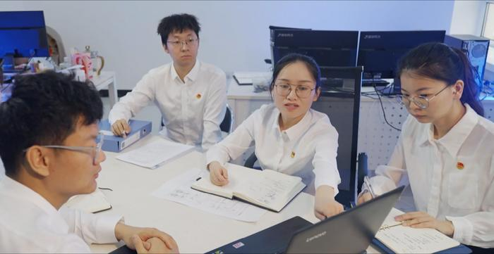 陈香玉创新工作室讨论生物质掺烧方案。裘新农 摄