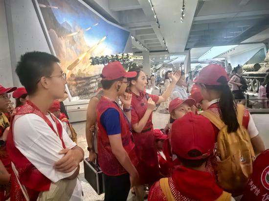 三个小伙伴一起听讲解