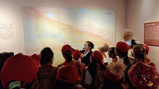 宁伊两地青少年参观石榴花展览馆