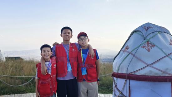 三个小伙伴在特克斯县阿克塔斯草原合影（左起：梁家豪 马博超 石亦扬）