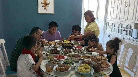 何瑞华向大家介绍美味菜肴
