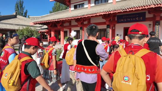 宁伊两地青少年走进伊宁市汉家公主纪念馆