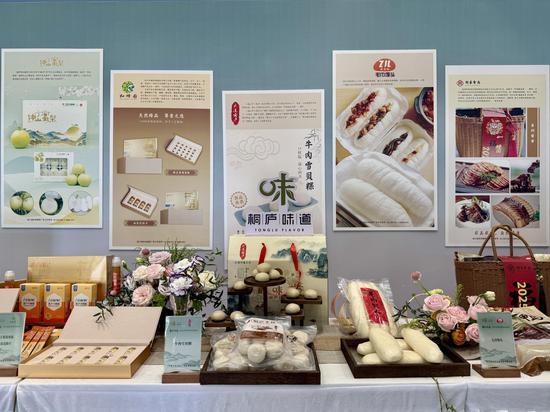 /2025/0814/8ed1d75b-9c80-4a33-a295-b47a75b7fe95.jpeg “桐庐味道”相关产品展出。钱晨菲 摄