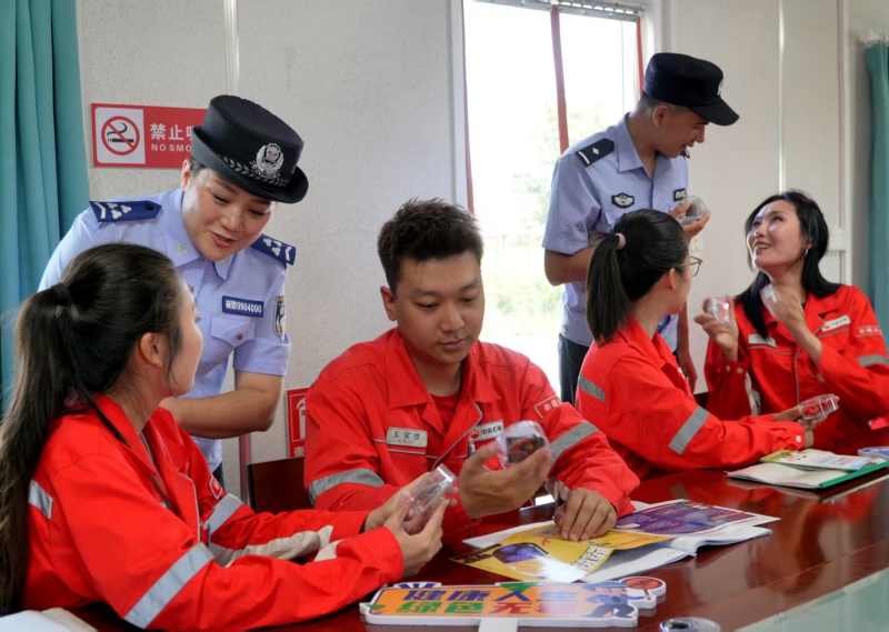 民辅警为坚守在戈壁深处的石油工人开展“零距离”禁毒宣传服务。通讯员 杨欢摄