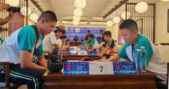 乌什县棋手参加“衢乌杯”中国—吉尔吉斯斯坦青少年围棋邀请赛。鲁提普拉·木塔力甫 摄