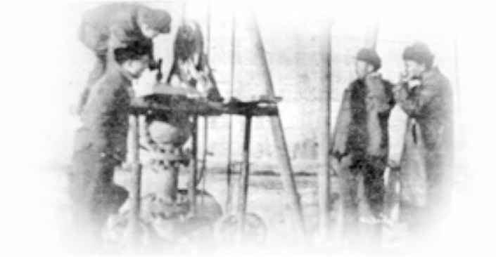 1955年，苏联电测专家在井场指导射孔工作。