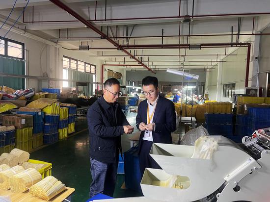 /2025/0926/203f5290-e8d7-4621-a66b-6227abe2051b.jpeg 日前,温州银行绍兴分行共富金融专员走访竹木加工企业。(黄艳丹 供图)