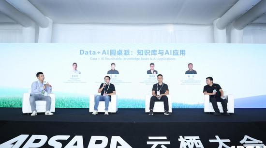 汪涛分享海亮科技如何应用大模型重塑教育场景。海亮科技供图