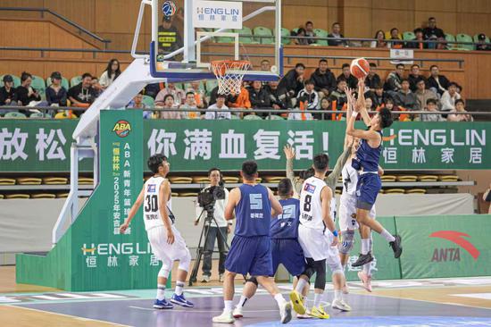 /2025/1106/d0ecf2ce-6071-464a-a263-7cae7342ba1a.jpeg 安吉县新青年篮球联赛开赛。安吉县委宣传部供图