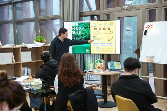 /2025/1201/343073e8-5c81-4502-9ca2-66889071185c.jpg 小浦镇“青村合伙人”招募计划现场。(资料图,长兴杏福文旅发展公司供图)