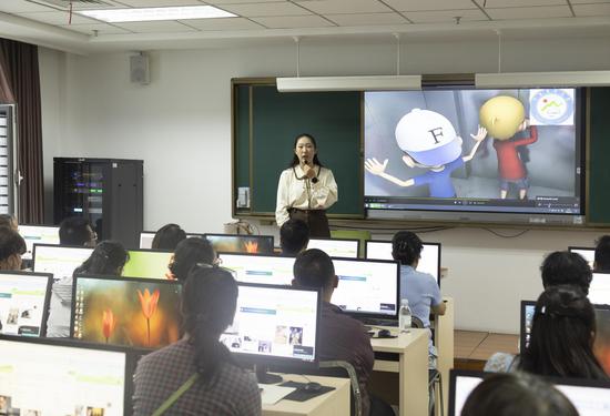 /2026/0908/4506e727-0842-4ca1-9bfe-d5e01c407b05.jpg 9月7日,宁夏老年大学迎来“开学第一天”,学员们学习微电影制作。中新社记者 杨迪 摄