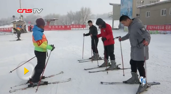 新疆青少年免费上滑雪课 学生为教练点赞