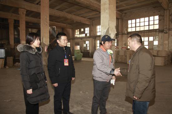 (新春走基层)库尔勒开发区“访惠聚”工作队让困难群众过好年