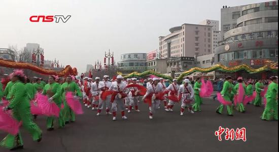 中国西部举办大型社火表演 多民族歌舞亮眼