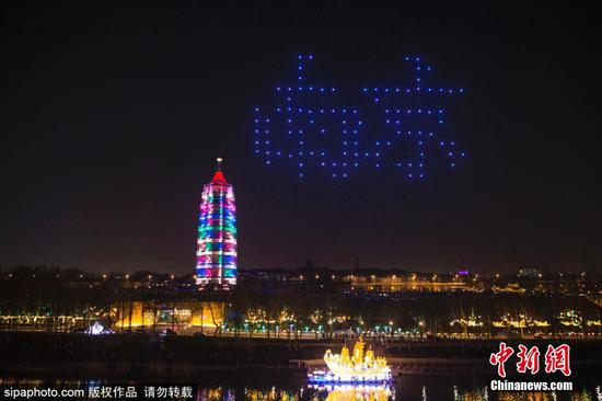 南京400架无人机上演灯光秀 科技元素点亮夜空