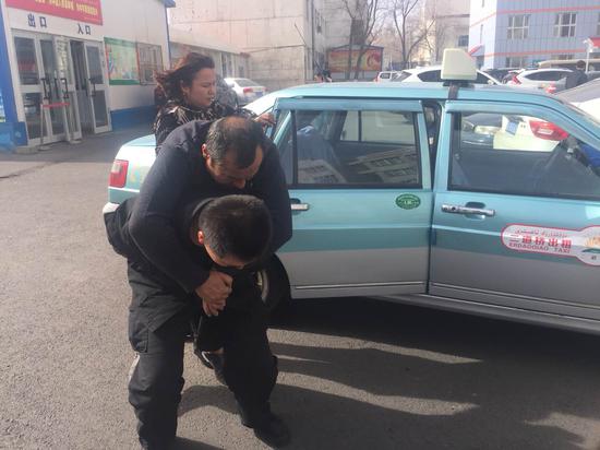 新疆:一病危群众临危难 特警有情保平安