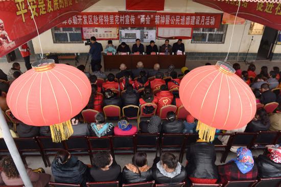 库尔勒开发区带着志愿者进尉犁县塔特里克村学雷锋