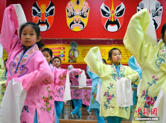 传统文化艺术教学走进乌鲁木齐小学校园