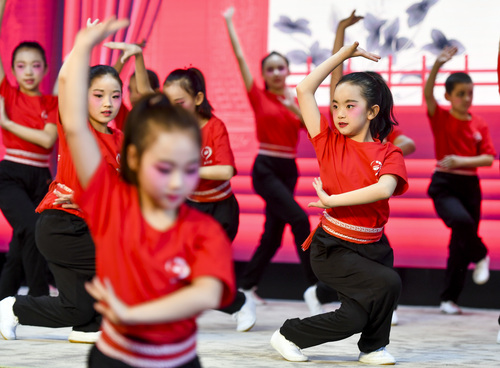传统文化进校园 乌鲁木齐一小学推行京剧课间操