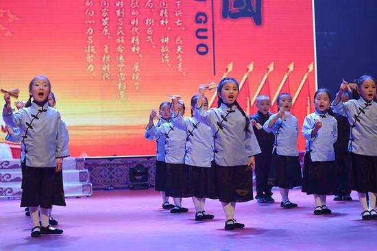 幼儿园选送的情景朗诵《中国娃,爱国心》节目