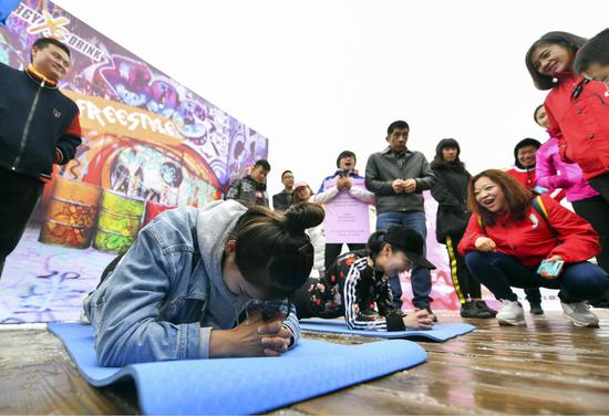 520乌鲁木齐近40对恋人及夫妇南山互表爱意