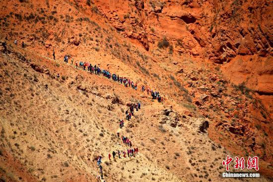 800余人徒步穿越甘肃张掖“鬼脸”丹霞
