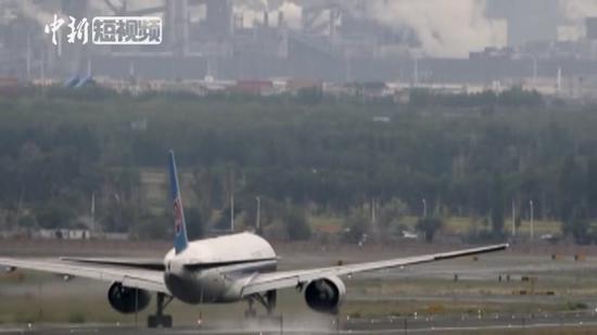 中国引进的首架波音777-200型飞机在新疆退役