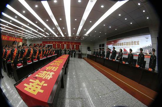 新疆军区某红军师组织转业干部向军旗告别仪式