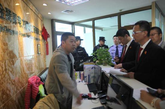 乌市新市区人民法院对“骨头案”“难缠案”进行集中搜查