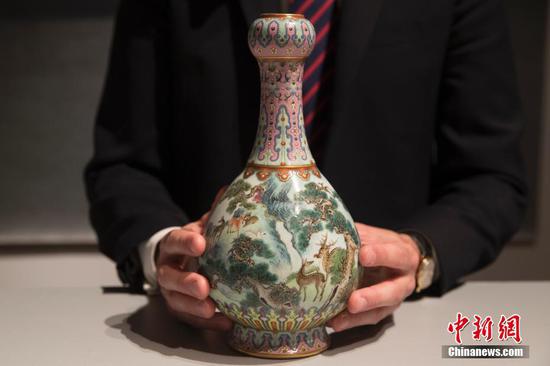 乾隆时期罕见瓷瓶将拍卖 曾“雪藏”鞋盒几十年