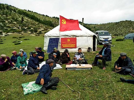 在阿勒泰市萨尔胡松乡萨尔胡松村的夏牧场毡房前,劳作后的牧民们撸起