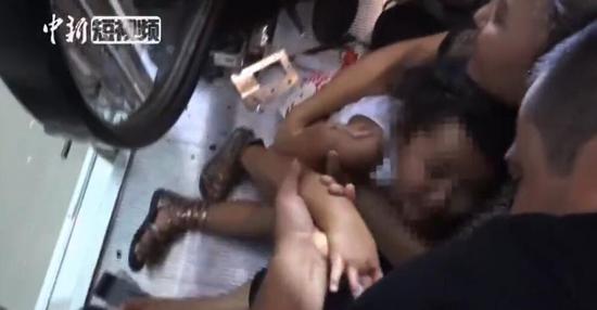 4岁女童被卡商场扶梯 消防拆梯救人