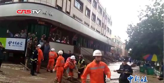 新疆托里强降雨引发山洪 受灾民众称六十年一遇