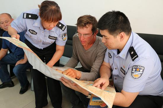 真情服务不分国界 民警热心服务外籍旅客