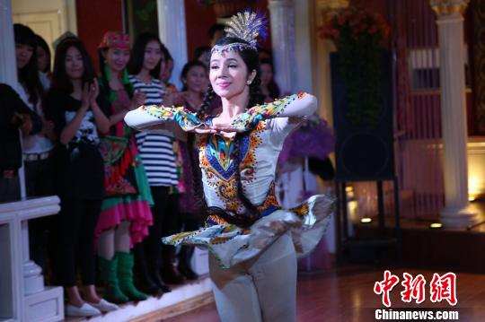中国好舞蹈总冠军古丽米娜本色出演电影《喀赞其的姑娘》。　朱景朝 摄