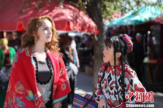 《喀赞其的姑娘》是一部唯美的电影：景美、人美、心灵美。该片荣获2017年北京国际电影节民族电影展“金杉叶奖”。　朱景朝 摄
