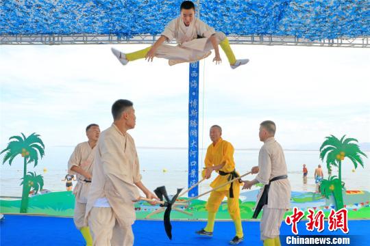 新疆博湖县:水上嘉年华吸引游客避暑饱眼福