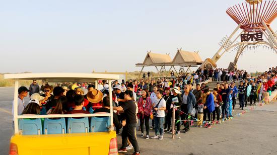 十一小长假新疆尉犁县迎来旅游高峰 景区游客爆棚