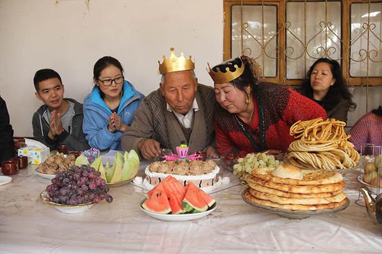 新疆大学驻村工作队为老人献上一份重阳爱心