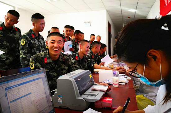 10月15日,大学生士兵赵强献完300CC血后,等待领证。毛松 摄 10月15日,大学生士兵赵强献完300CC血后,等待领证。毛松 摄