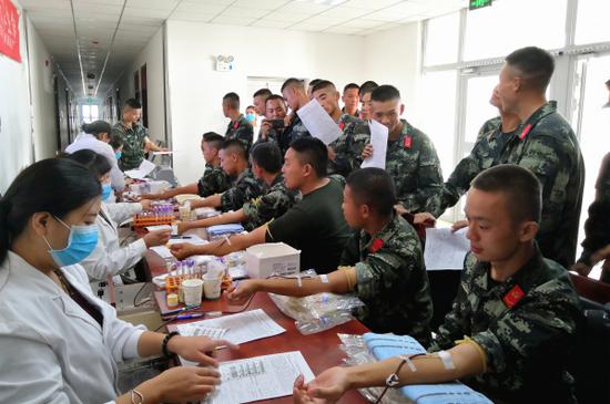 10月15日,武警兵团总队某支队七中队官兵开展无偿献血。毛松 摄 10月15日,武警兵团总队某支队七中队官兵开展无偿献血。毛松 摄