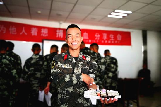 10月15日,上等兵王阿涛献血后向笔者展示储血袋。毛松 摄 10月15日,上等兵王阿涛献血后向笔者展示储血袋。毛松 摄