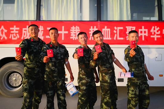 武警官兵为驻地新疆无偿献血见真情