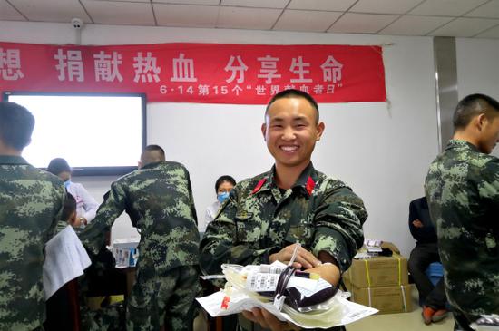 10月15日,武警兵团总队某支队七中队官兵开展无偿献血,大学生士兵吕旭因为前期训练受了点伤,还未完全恢复,这次他献了200CC的血。毛松 摄 10月15日,武警兵团总队某支队七中队官兵开展无偿献血,大学生士兵吕旭因为前期训练受了点伤,还未完全恢复,这次他献了200CC的血。毛松 摄