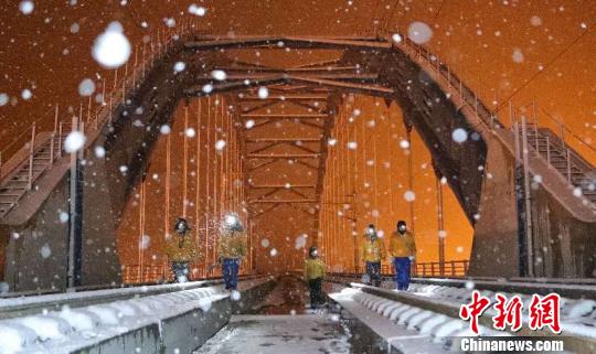 持续降雪对铁路带来影响 新疆铁路部门启动应急预案保畅通