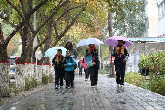 巴州博湖县秋雨降临寒气足