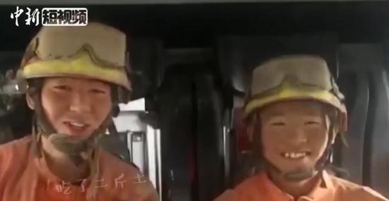 沙尘暴致车辆追尾起火 消防救援变泥人